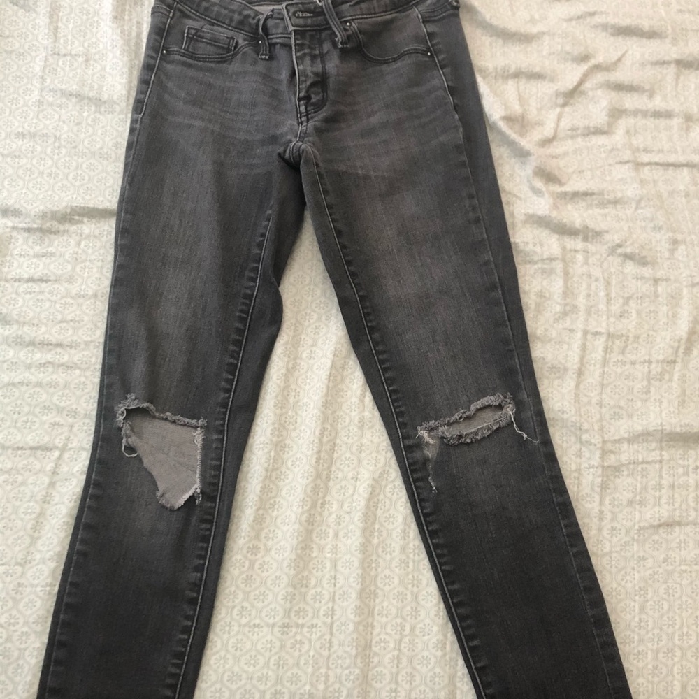 Distressed skinny jeans